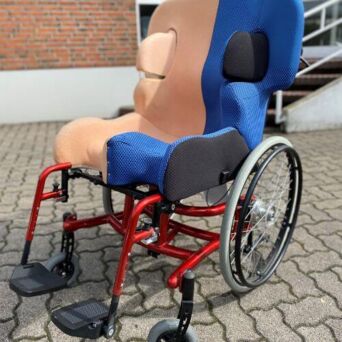 eine halbfertige Sitzschale auf einem Rollstuhl für ein Kind - die Kinderabteilung von o.t.n gibt Ihrem Kind halt udn Sicherheit