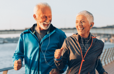 zwei sportliche Senioren mit Technik von Sanitätshaus Neumünster