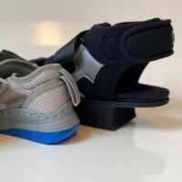 zwei Modelle von Fersenentlastungsschuhen aus der Schuhtechnik von o.t.n