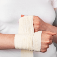 ein Mann bandagiert sein Handgelenk aus dem Sortiment des Sanitätshauses Orthopädietechnik Nord