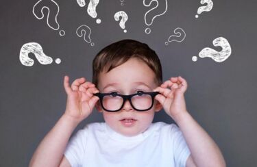 ein wissbegieriges Kind mit vielen Fragezeichen - o.t.n. gibt die Antworten