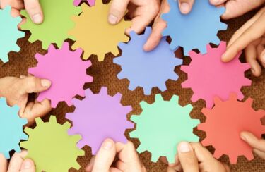 viele bunte Zahnrädchen symbolisieren das gut funktionierende Team von o.t.n, das offen ist für weitere Rädchen jeder Farbe