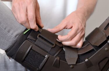 In der Orthopädietechnik werden individuelle Anpassungen vorgenommen