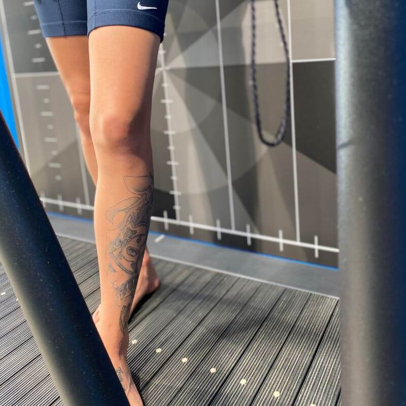 Beine einer Frau von vorn auf einem Laufband zur Bewegungs- und Ganganalyse bei Orthopädietechnik Nord