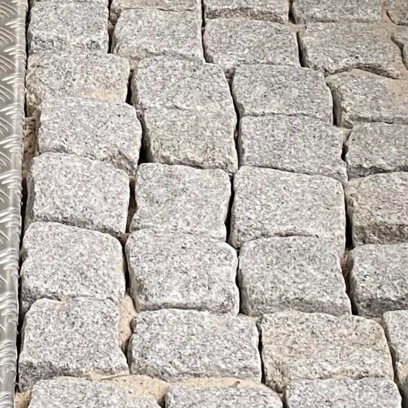 Der Steinboden im Dynamiklabor der Firma o.t.n